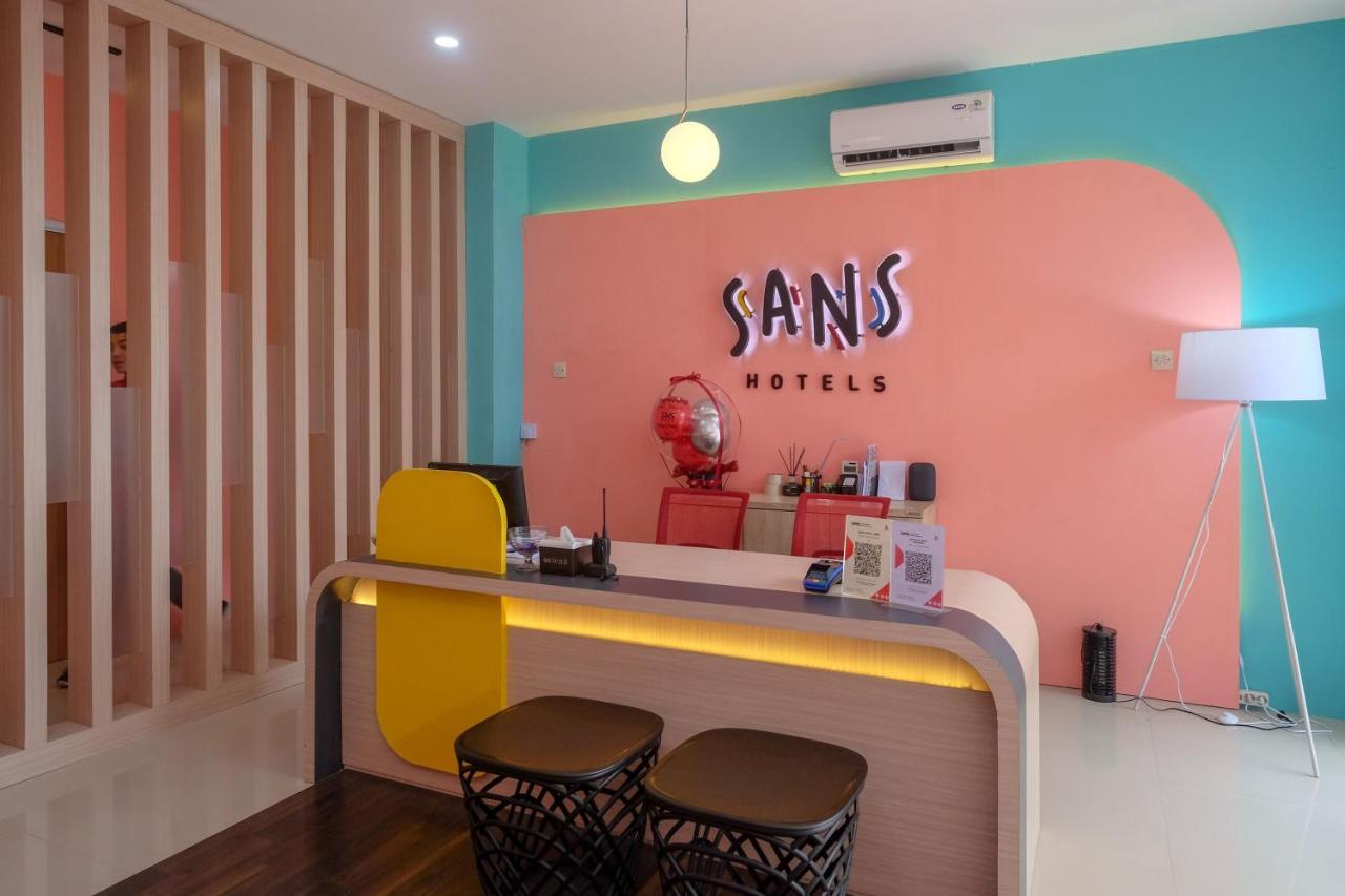 Sans Hotel Tiga Putri Semarang By Reddoorz Exterior photo