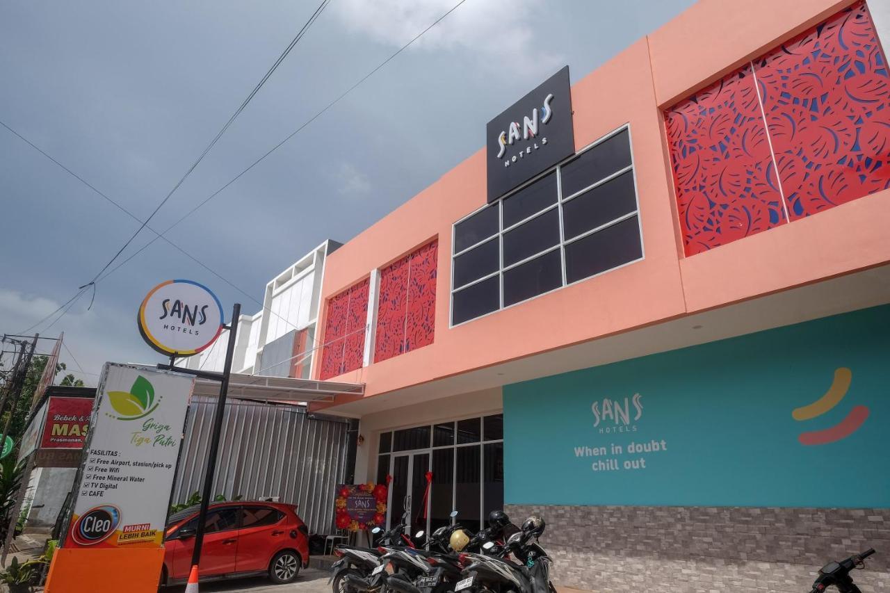 Sans Hotel Tiga Putri Semarang By Reddoorz Exterior photo
