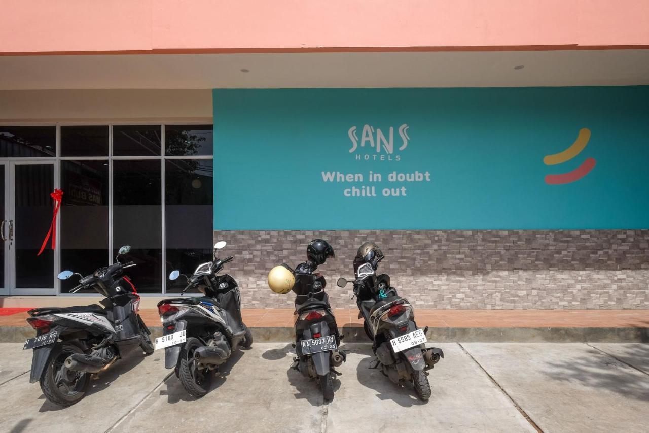 Sans Hotel Tiga Putri Semarang By Reddoorz Exterior photo