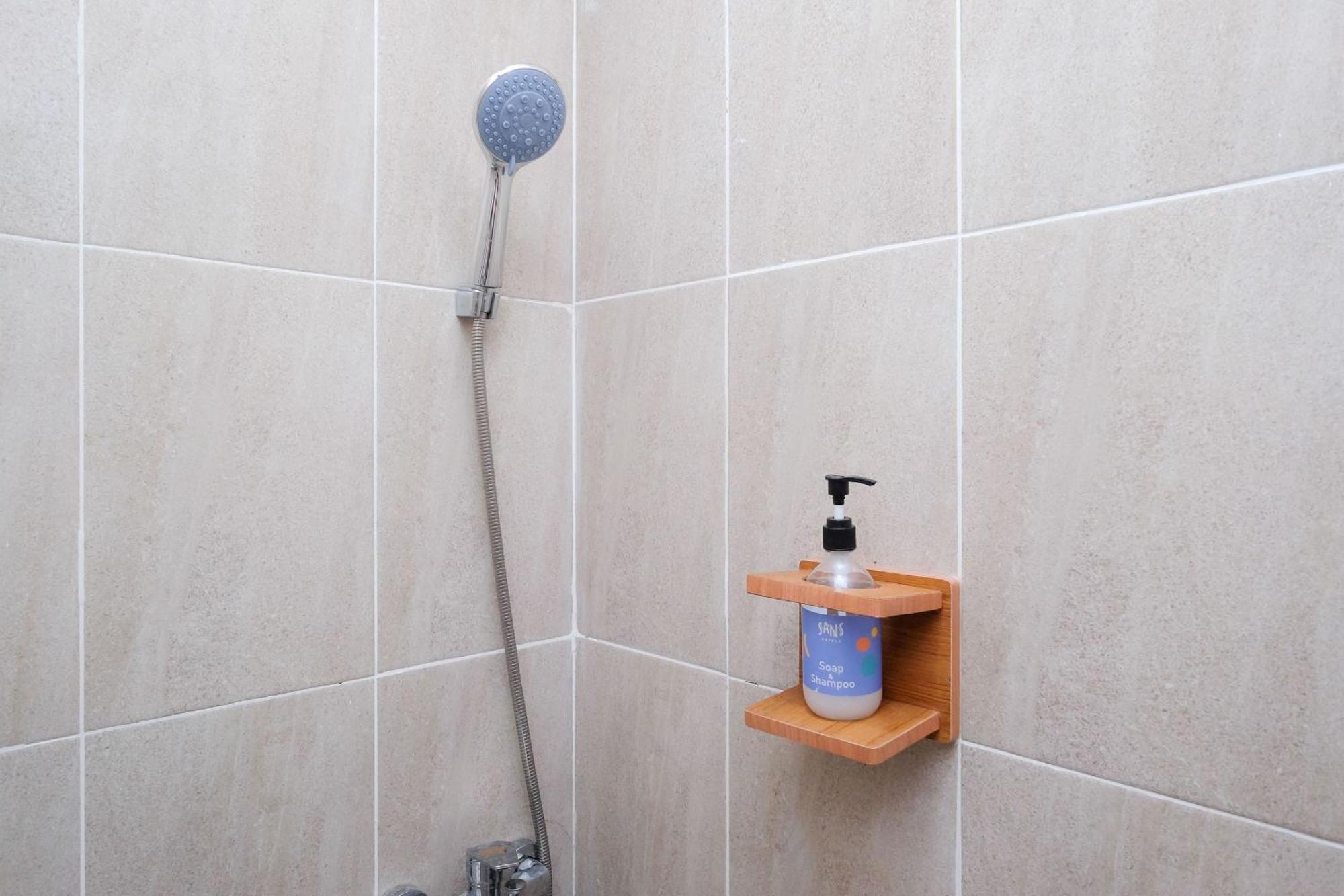 Sans Hotel Tiga Putri Semarang By Reddoorz Room photo